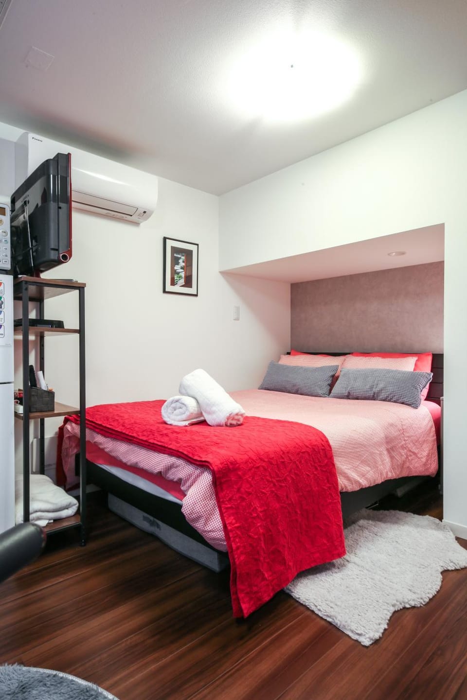 Bed, TV and multimedia, Evening entertainment, Bedroom