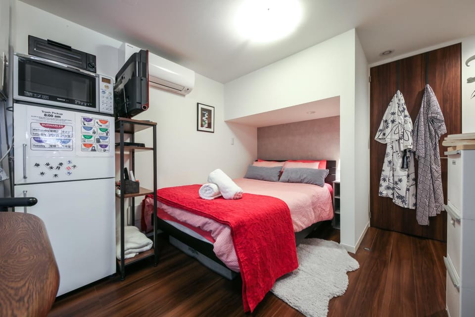 Bed, TV and multimedia, Evening entertainment, Bedroom, towels, air conditioner