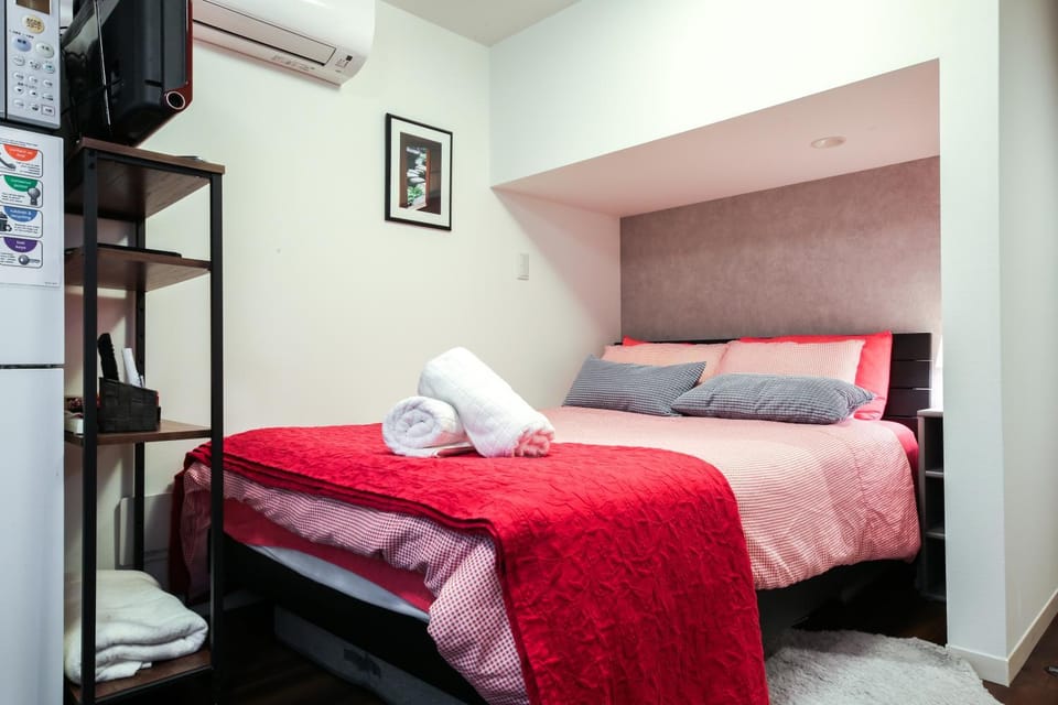 Bed, Bedroom, towels, air conditioner