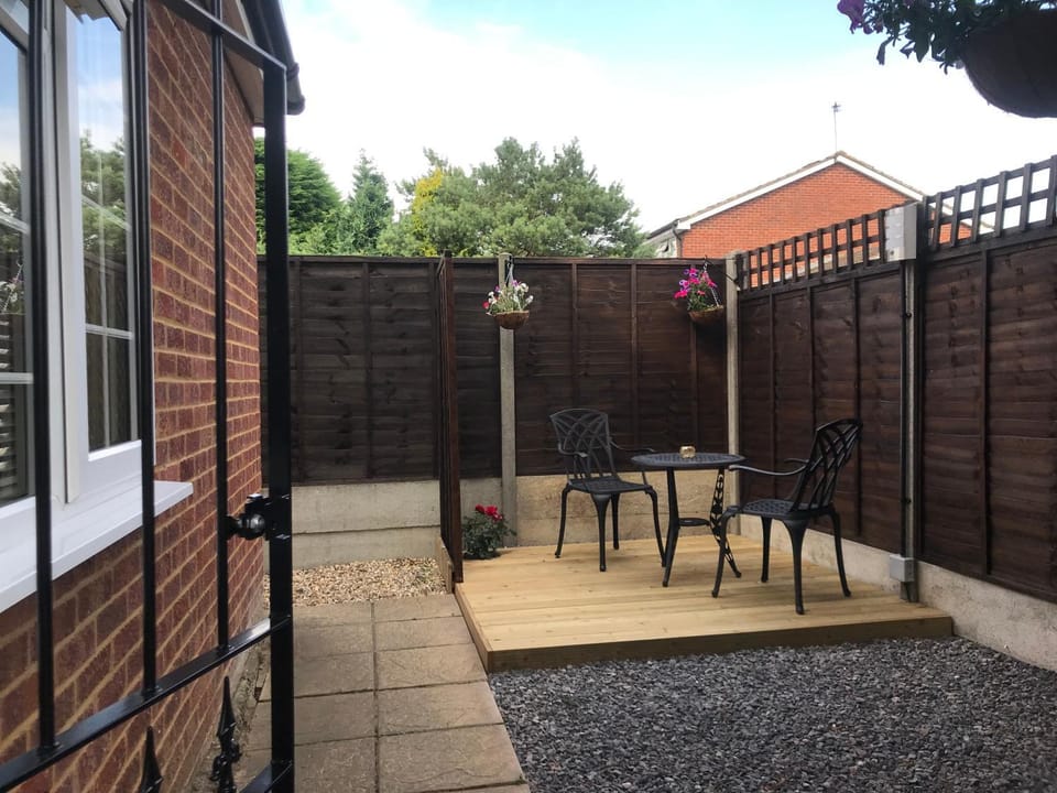 Patio, Day, Dining area, Garden view