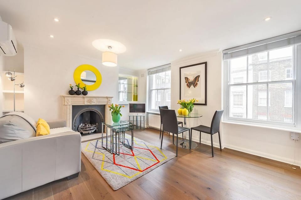 TV and multimedia, Kitchen or kitchenette, Living room, Seating area, Dining area