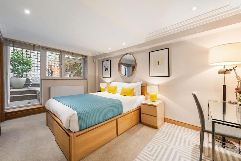 Bed, Photo of the whole room, Seating area, Bedroom