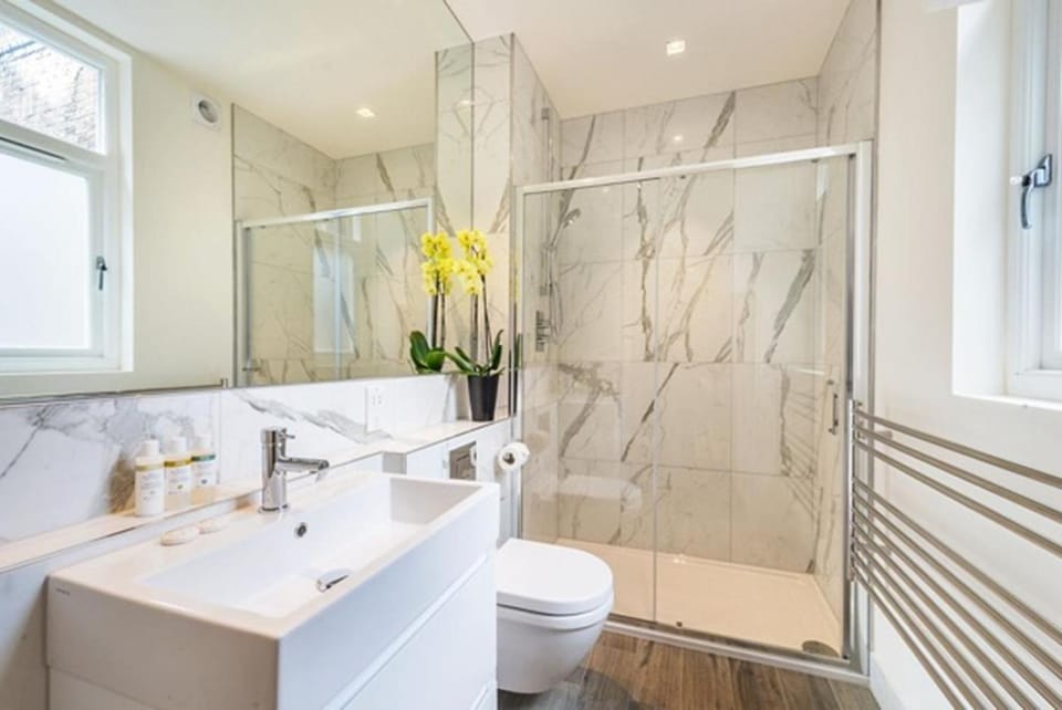 Shower, Toilet, Bathroom, towels