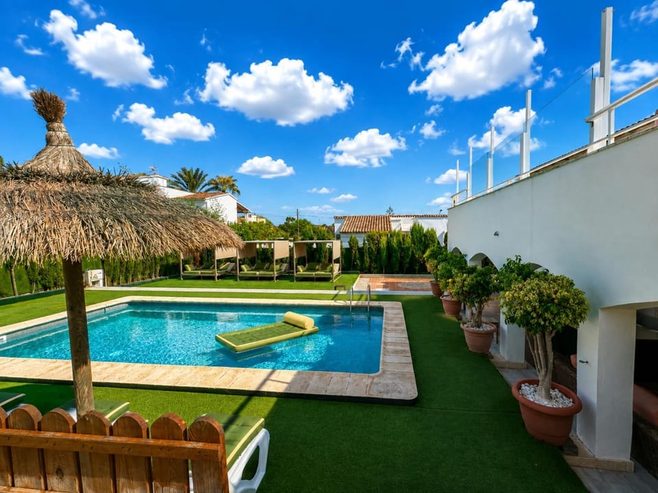 Swimming pool, sunbed