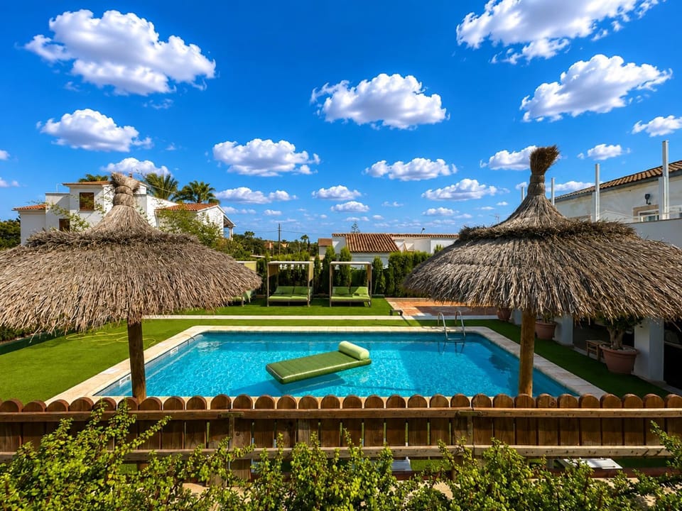 Pool view, Swimming pool, sunbed