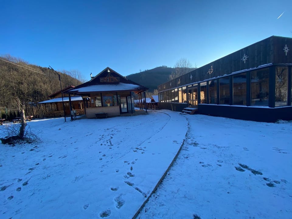 Property building, Day, Natural landscape, Winter, Communal kitchen, Mountain view