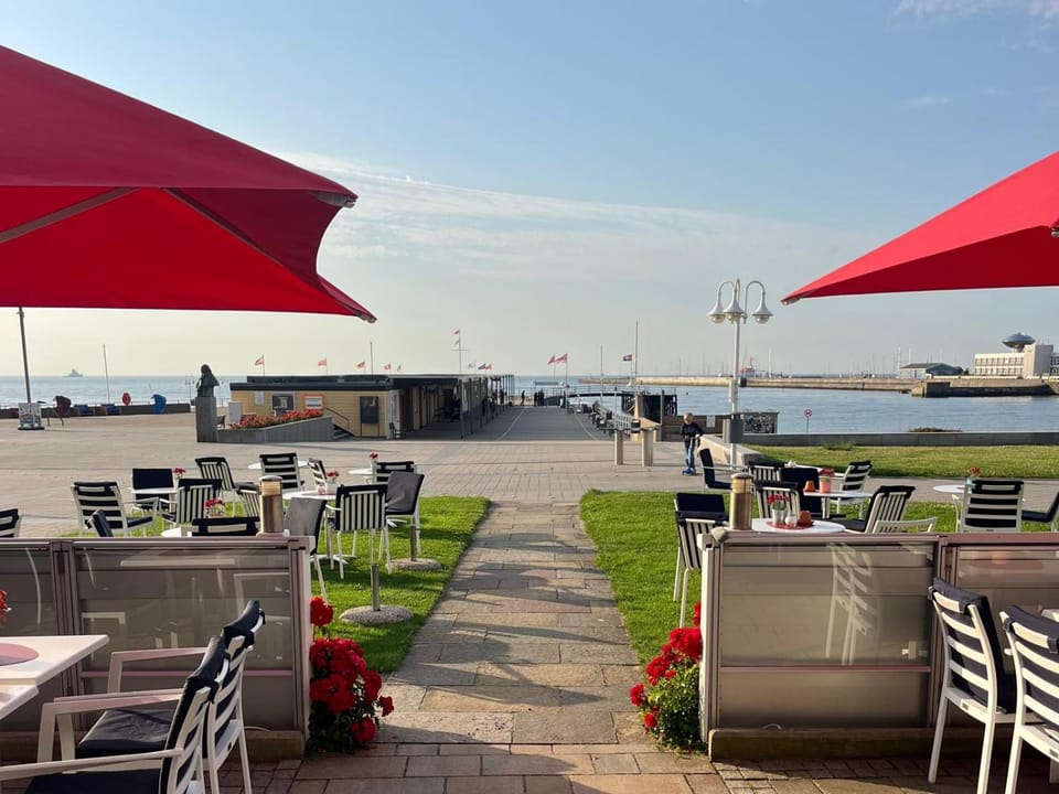 Restaurant/places to eat, View (from property/room), Seating area, Beach, Lake view