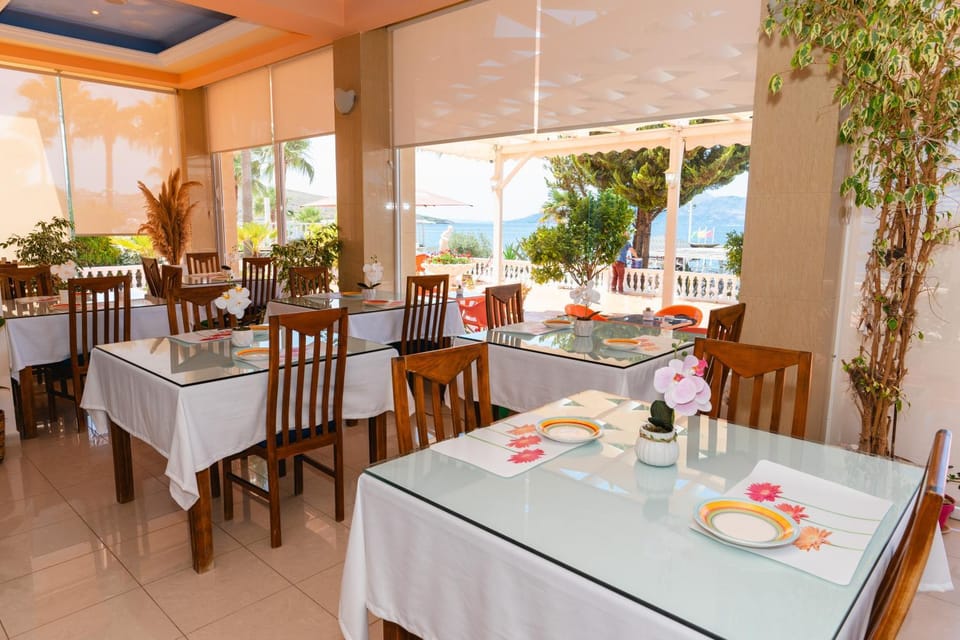 Lounge or bar, Breakfast