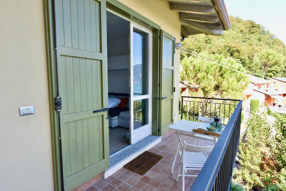 Facade/entrance, Balcony/Terrace