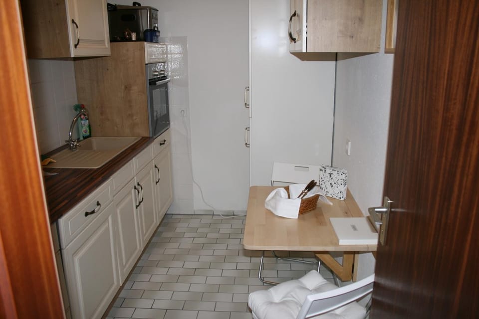 Kitchen or kitchenette, Dining area, stove