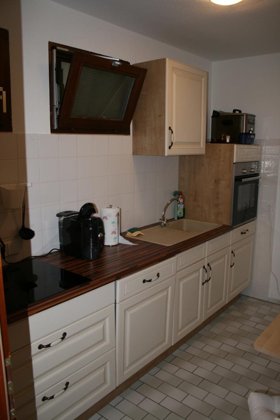 Kitchen or kitchenette, dishwasher, stove