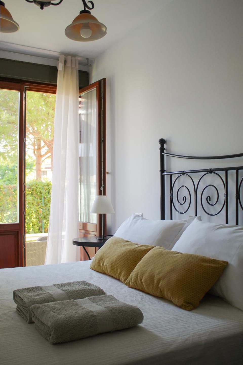 Bed, Photo of the whole room, Bedroom, towels