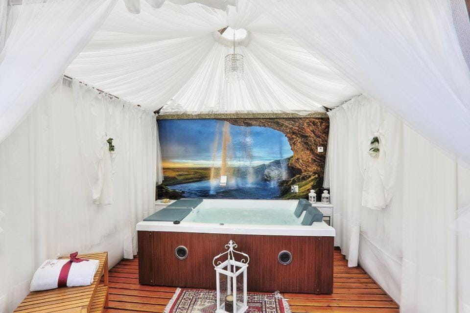 Hot Tub, Photo of the whole room