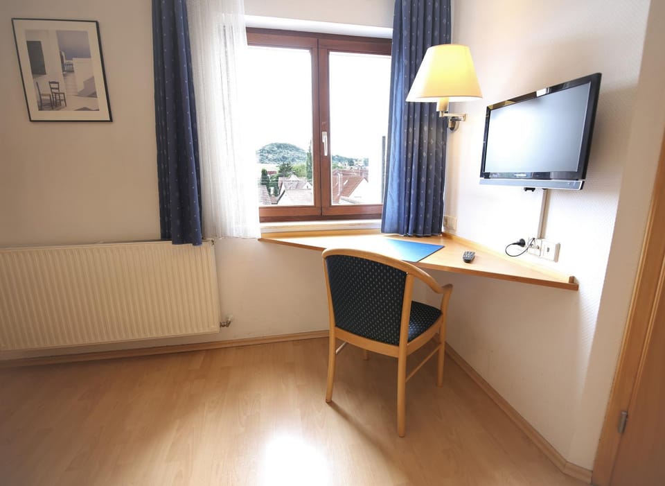 Photo of the whole room, City view