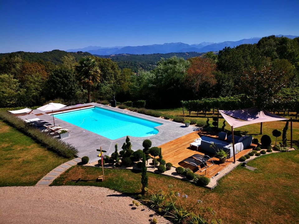Property building, Bird's eye view, Mountain view, Pool view, Swimming pool