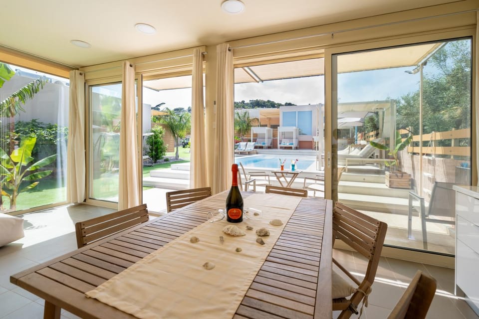 Swimming pool, Breakfast
