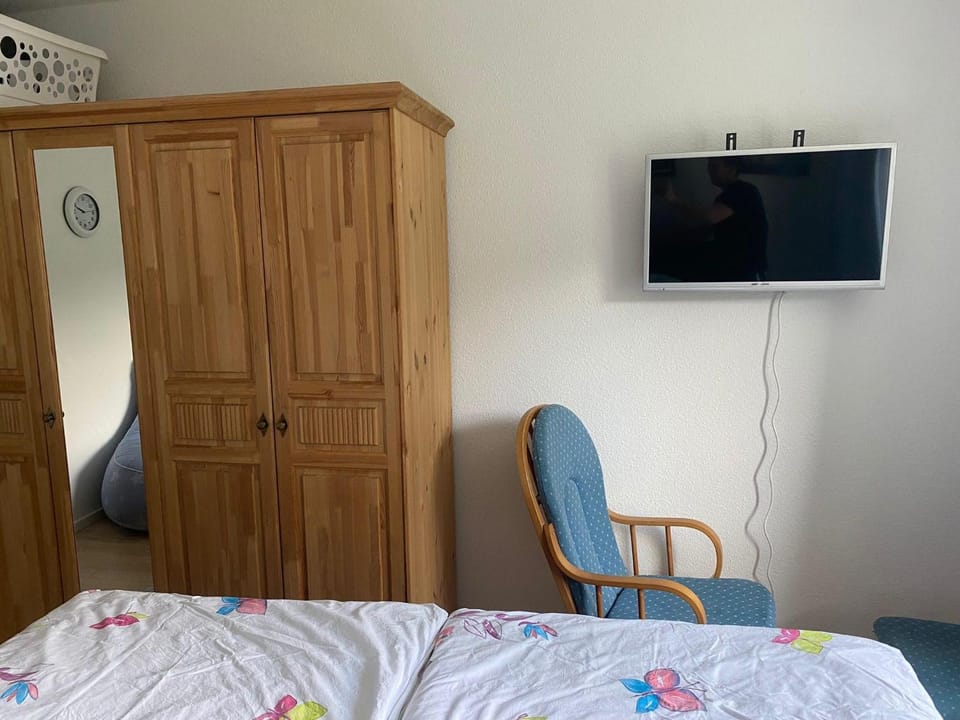 Bed, TV and multimedia, Photo of the whole room, Bedroom, wardrobe