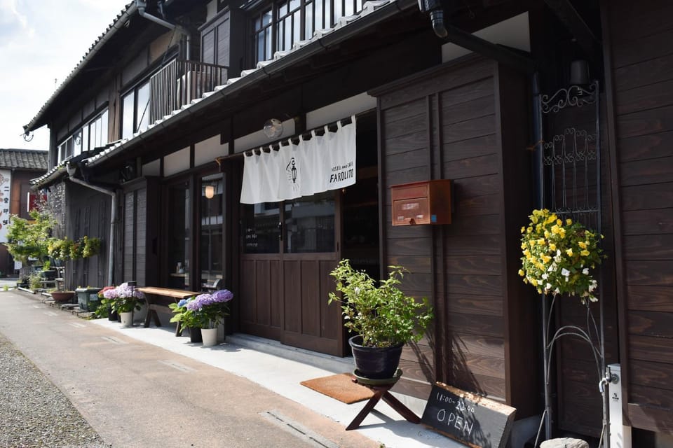 Facade/entrance