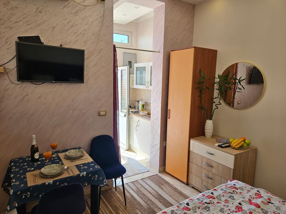 Bed, TV and multimedia, Kitchen or kitchenette, Living room, Photo of the whole room, Seating area, Dining area, Bedroom