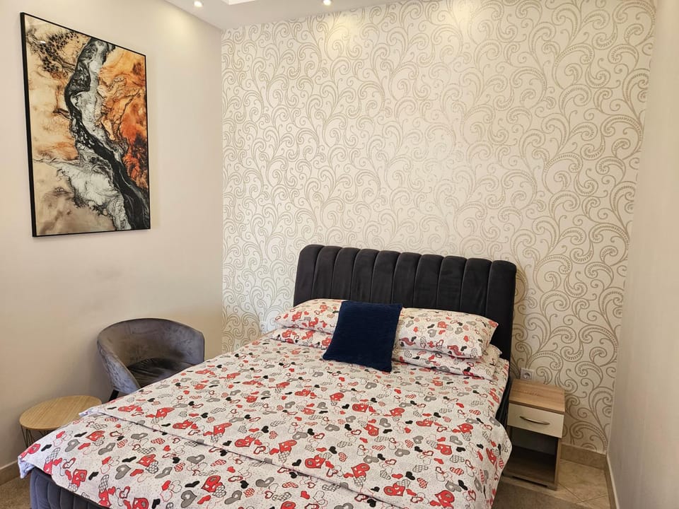 Bed, Living room, Photo of the whole room, Seating area, Bedroom