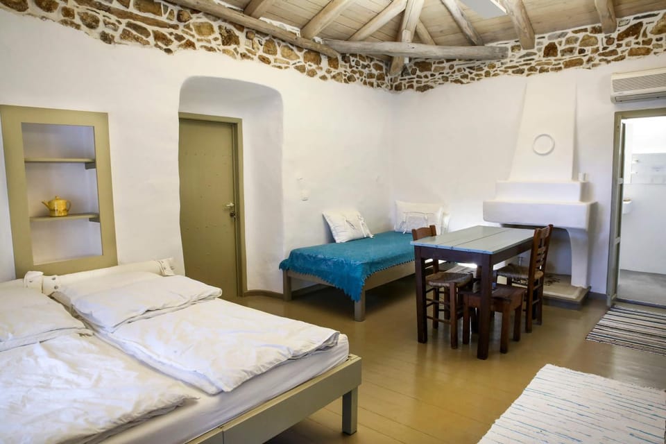 Bed, Dining area