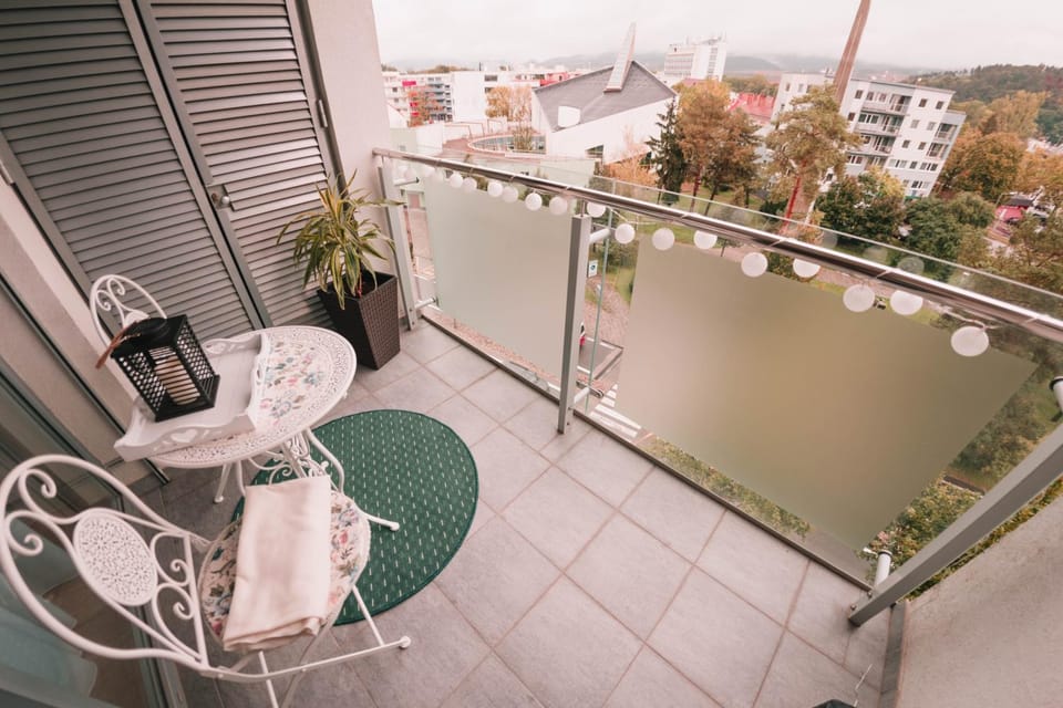 Balcony/Terrace, Seating area, City view, Mountain view