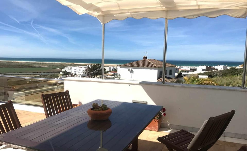 Marina 1. Atico de Lujo. Vistas al mar. Piscina. Apartment in Conil de la Frontera
