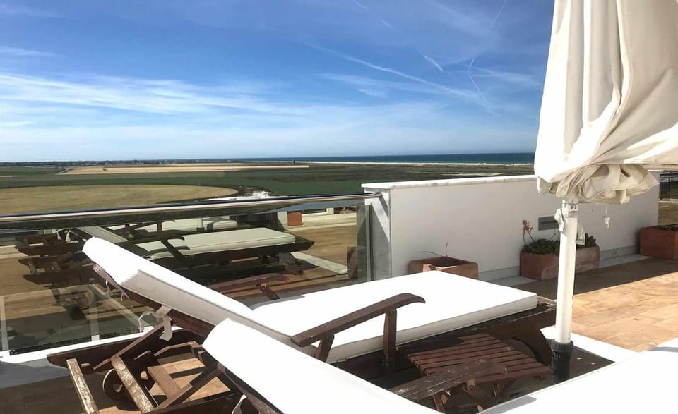 Marina 1. Atico de Lujo. Vistas al mar. Piscina. Apartment in Conil de la Frontera
