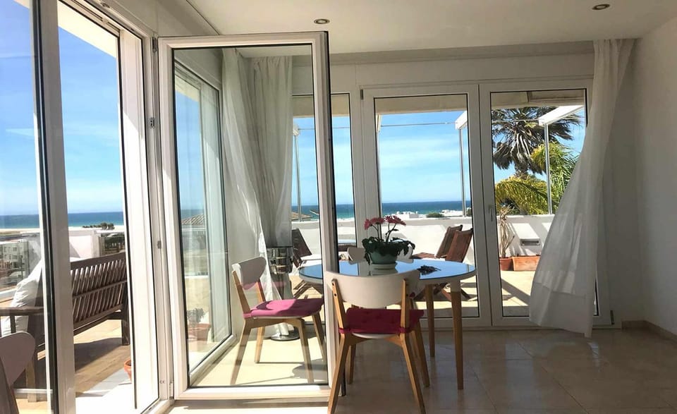 Marina 1. Atico de Lujo. Vistas al mar. Piscina. Apartment in Conil de la Frontera