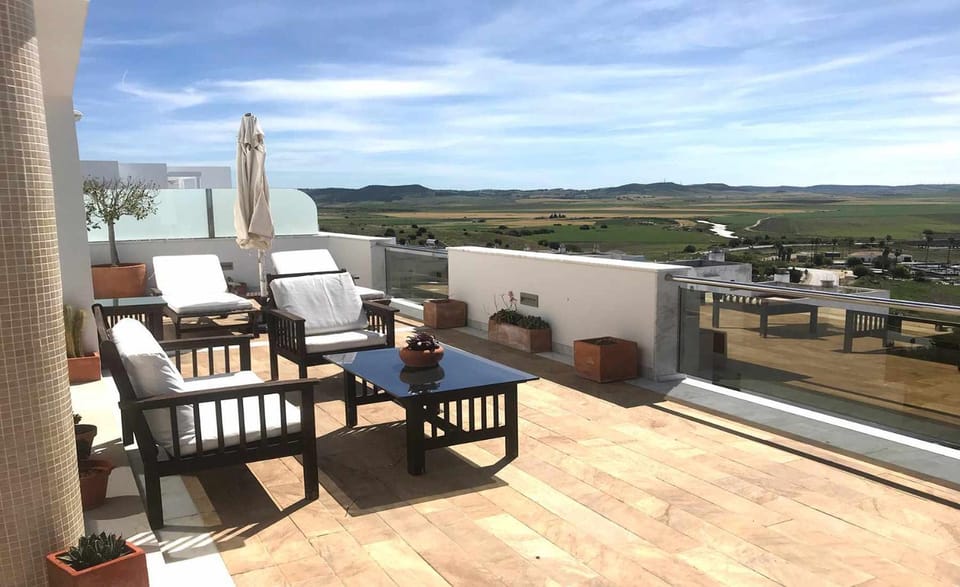 Marina 1. Atico de Lujo. Vistas al mar. Piscina. Apartment in Conil de la Frontera