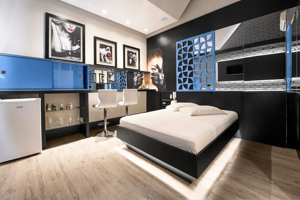 Photo of the whole room, Bedroom, oven
