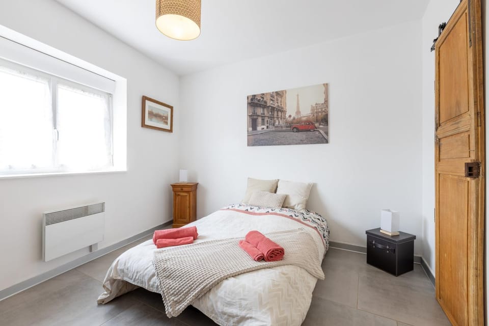 Photo of the whole room, Bedroom