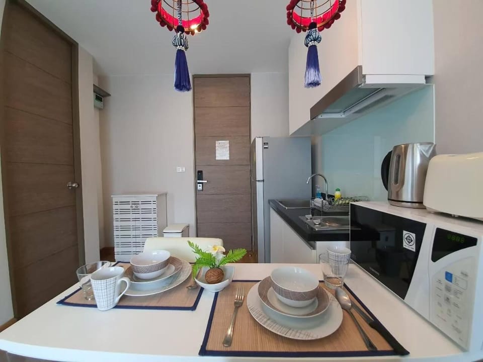 Kitchen or kitchenette, Dining area