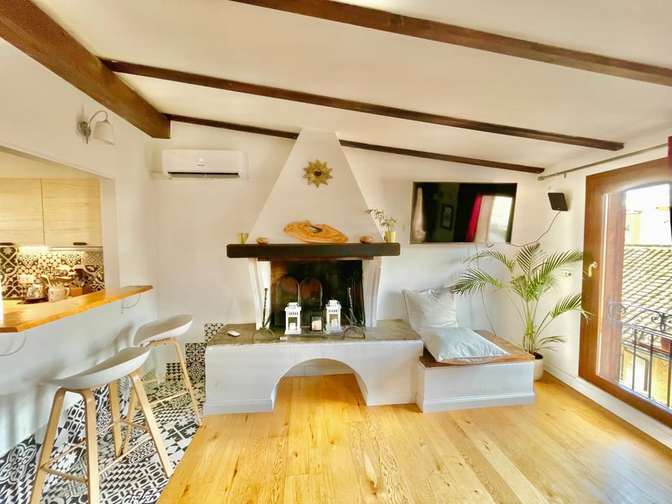 TV and multimedia, Living room, Dining area, air conditioner