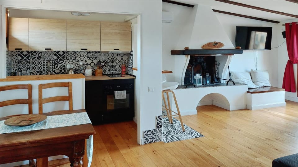 Kitchen or kitchenette, Seating area, Dining area