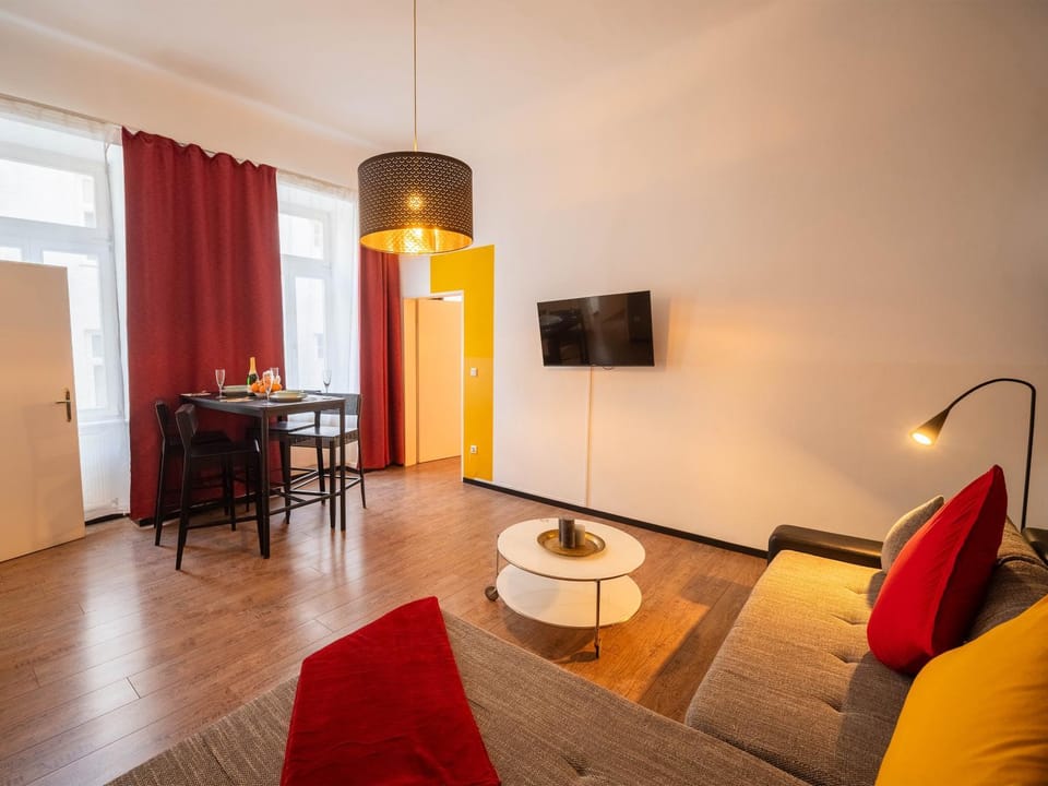 TV and multimedia, Living room, Decorative detail, Seating area, Dining area