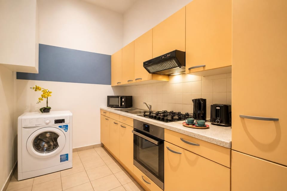 Coffee/tea facilities, microwave, stove, washing machine, kitchen