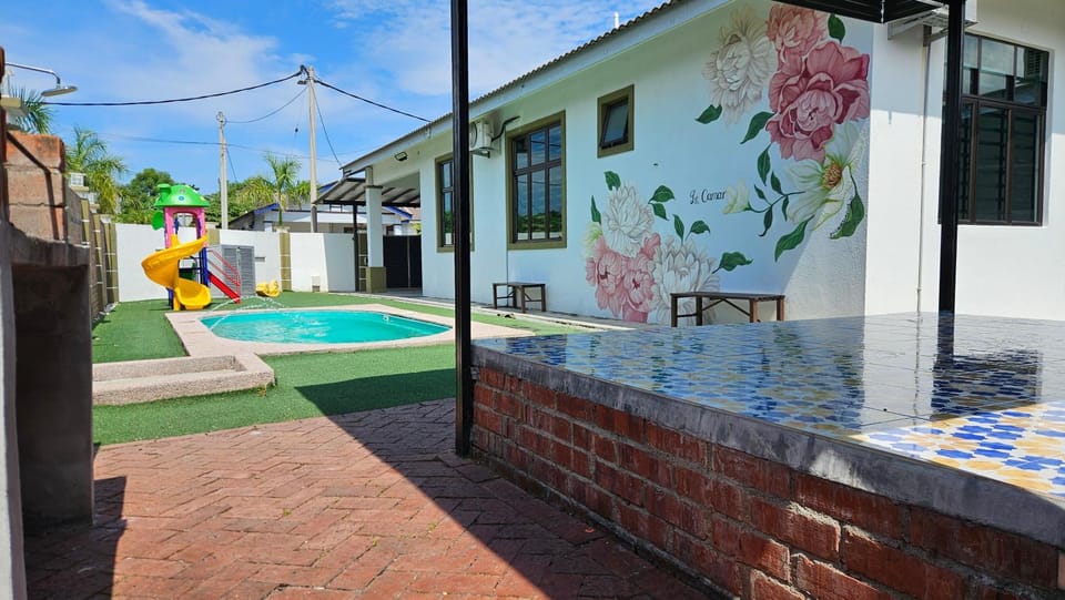 LeCamar STAYCATION Swimming Pool and Fully Air-conditioned at Bukit Katil 4 Queen-sized Bed and 3 Single-sized Bed House in Malacca