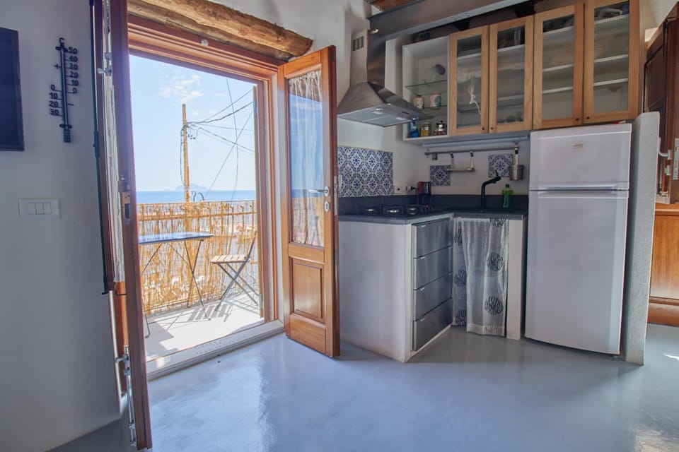 Il Balcone sul molo di Malfa Apartment in Sicily