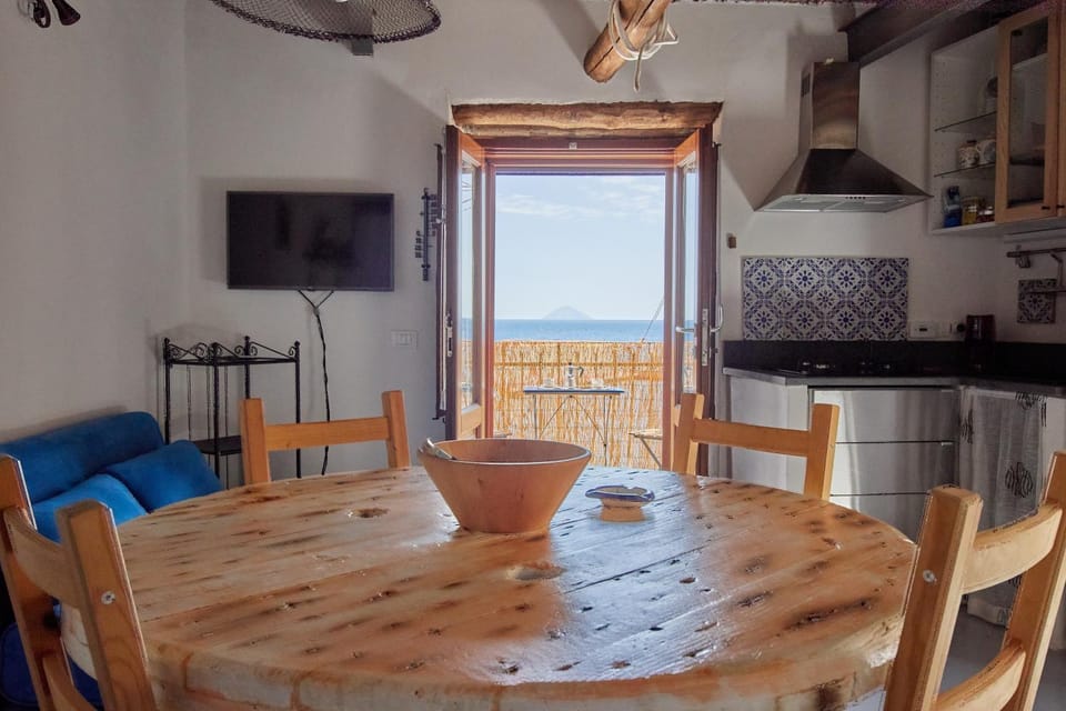 Il Balcone sul molo di Malfa Apartment in Sicily