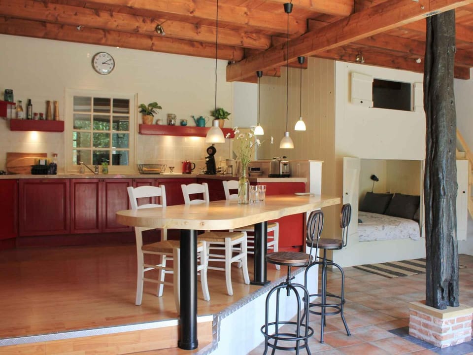 Kitchen or kitchenette, Dining area