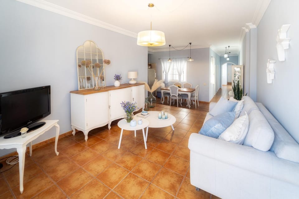 TV and multimedia, Living room, Seating area, Dining area