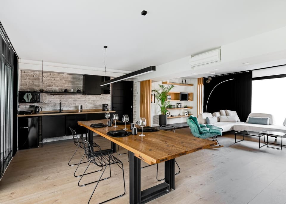 Library, Coffee/tea facilities, Kitchen or kitchenette, Living room, Seating area, Dining area