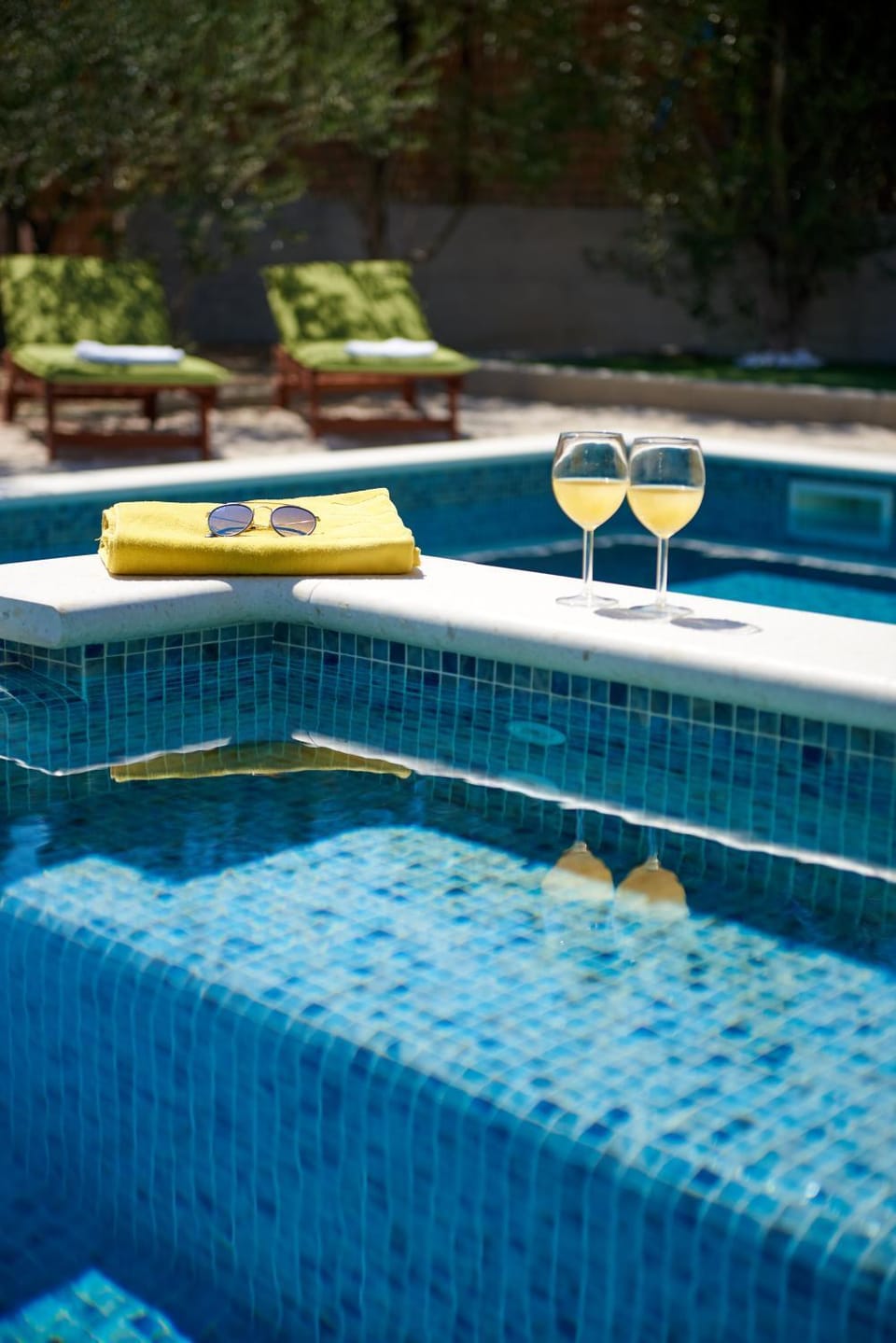 Property building, Hot Tub, Decorative detail, Swimming pool, Drinks