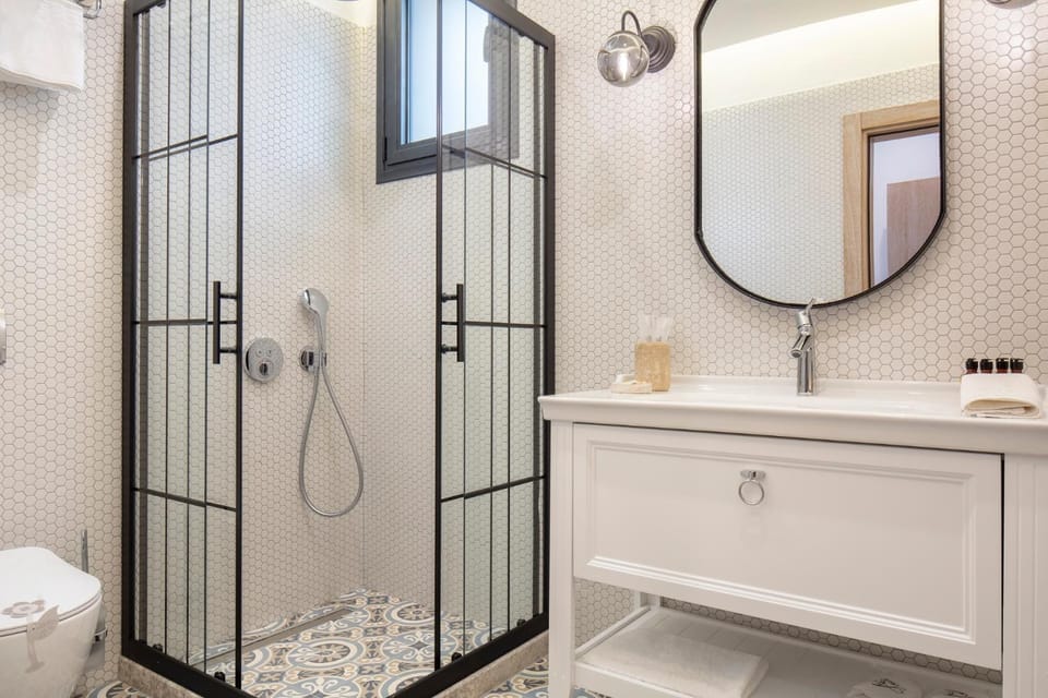 Shower, Toilet, Bathroom, towels