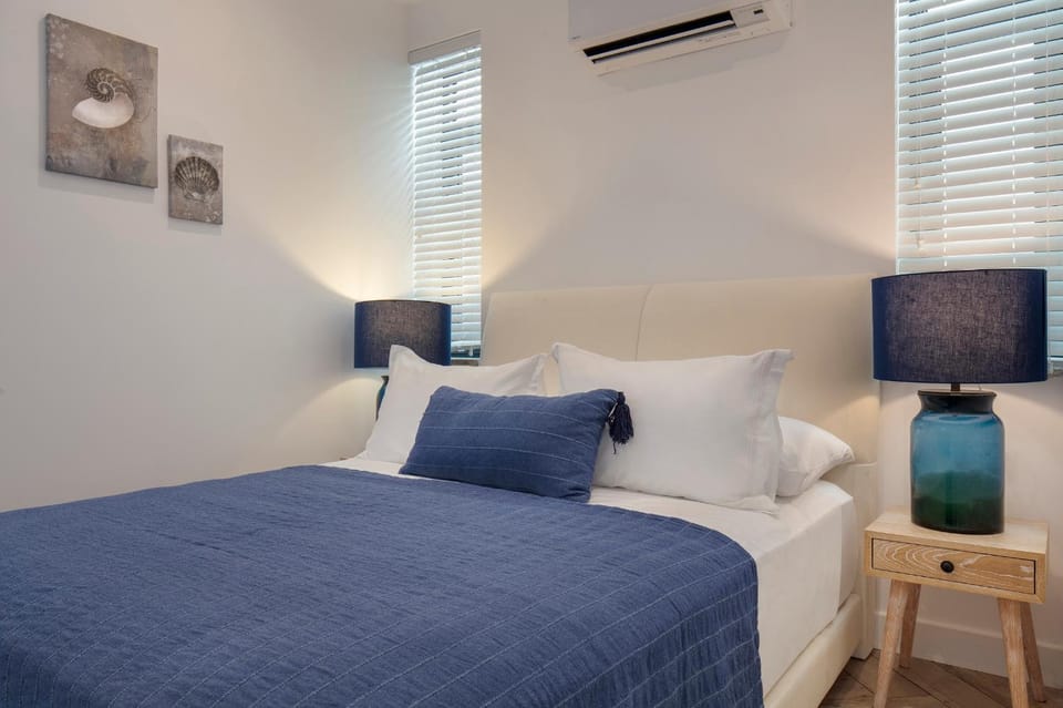 Bed, Bedroom, air conditioner