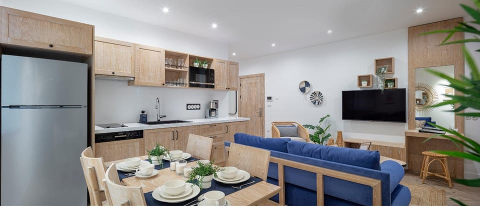 TV and multimedia, Coffee/tea facilities, Kitchen or kitchenette, Living room, Seating area, Dining area, stove, toaster
