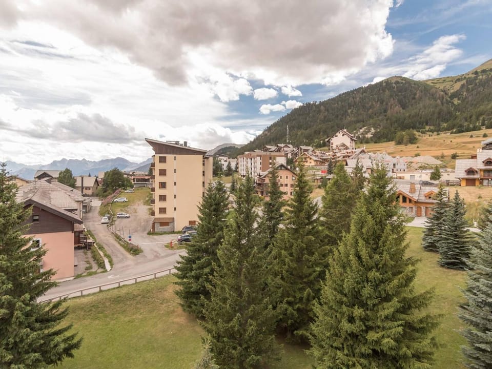 Studio rénové au centre de Montgenèvre, balcon, parking, idéal 2 pers, proche pistes - FR-1-330D-84 Apartment in Montgenèvre