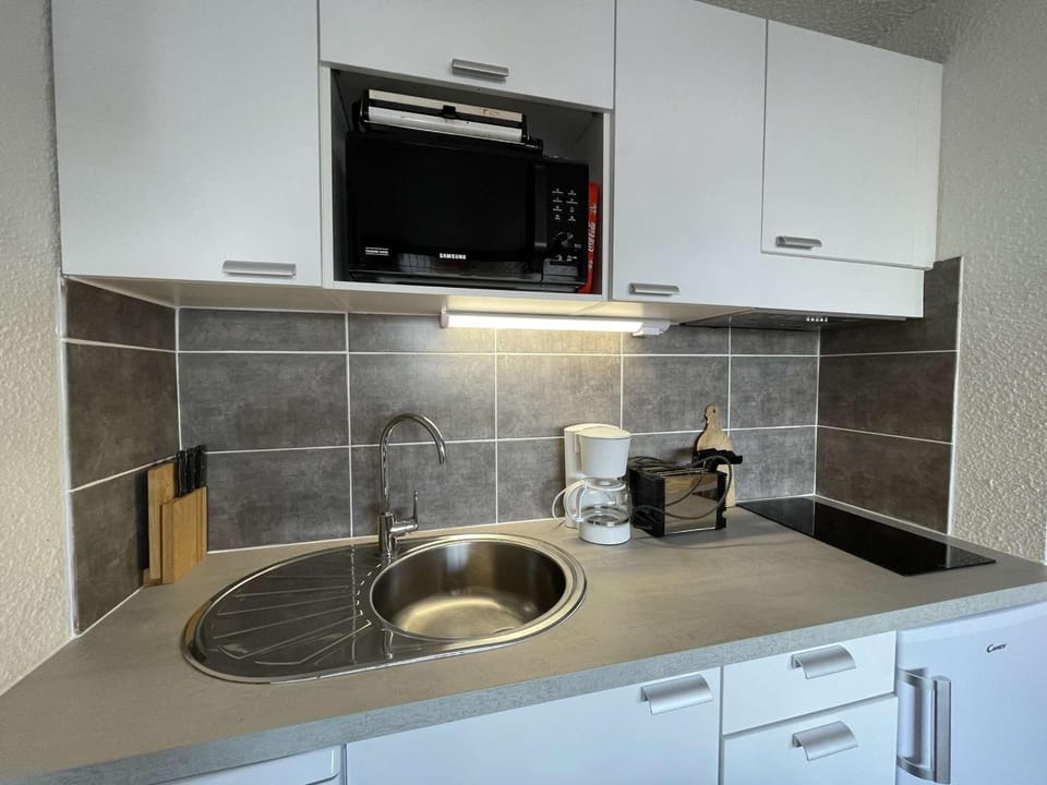 Studio rénové au centre de Montgenèvre, balcon, parking, idéal 2 pers, proche pistes - FR-1-330D-84 Apartment in Montgenèvre