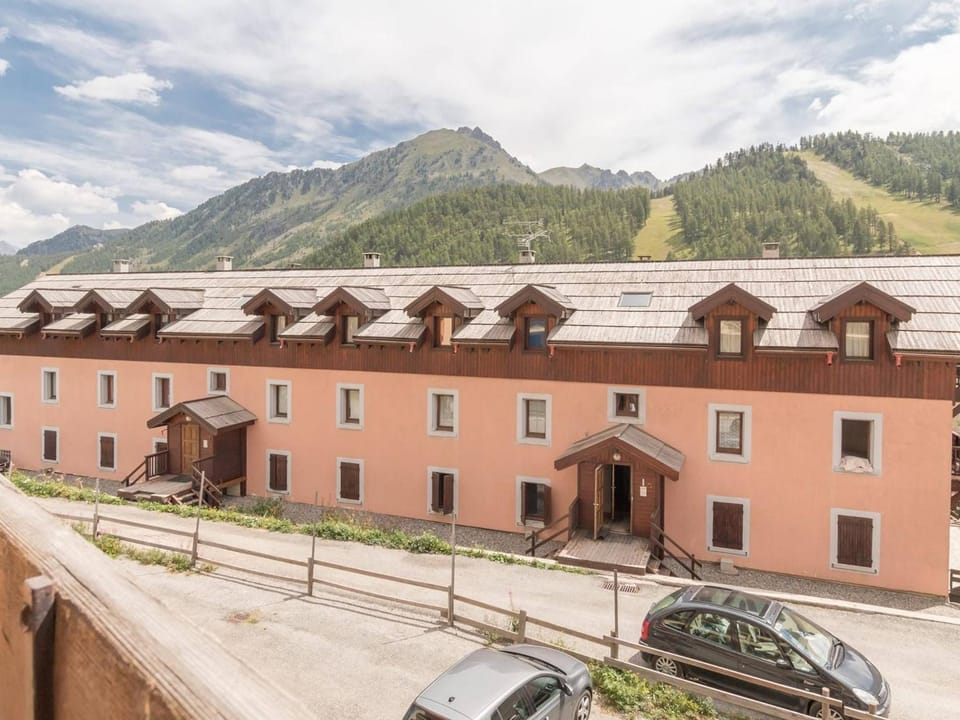 Studio rénové avec balcon sud et parking, 4 personnes, Montgenèvre - FR-1-330D-66 Apartment in Montgenèvre